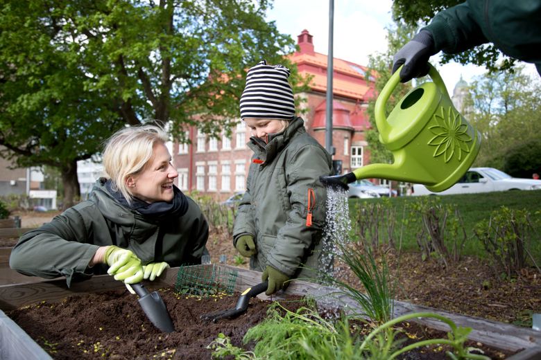 A Woman and a child do urban gardening. Picture: HSY. Photographer: Suvi-Tuuli Kankaanpää.